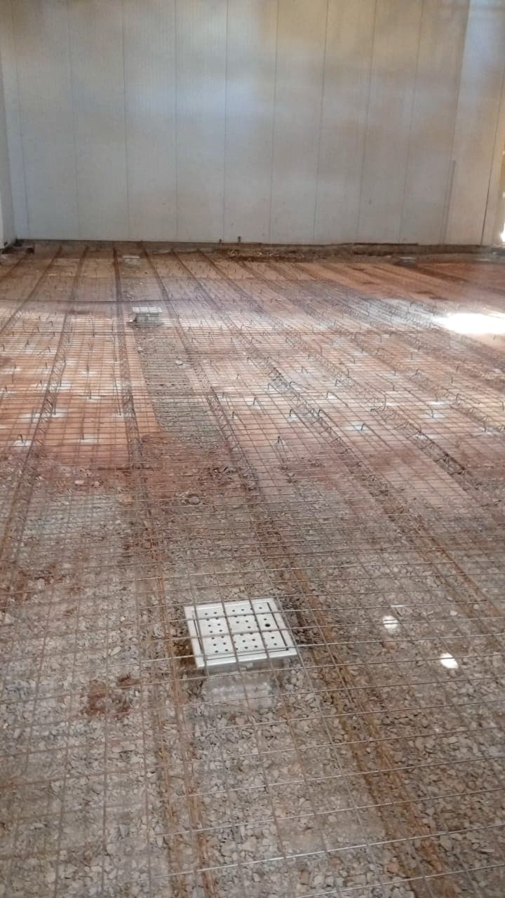 Ferragem armada em toda a extensão do piso para receber a concretagem.