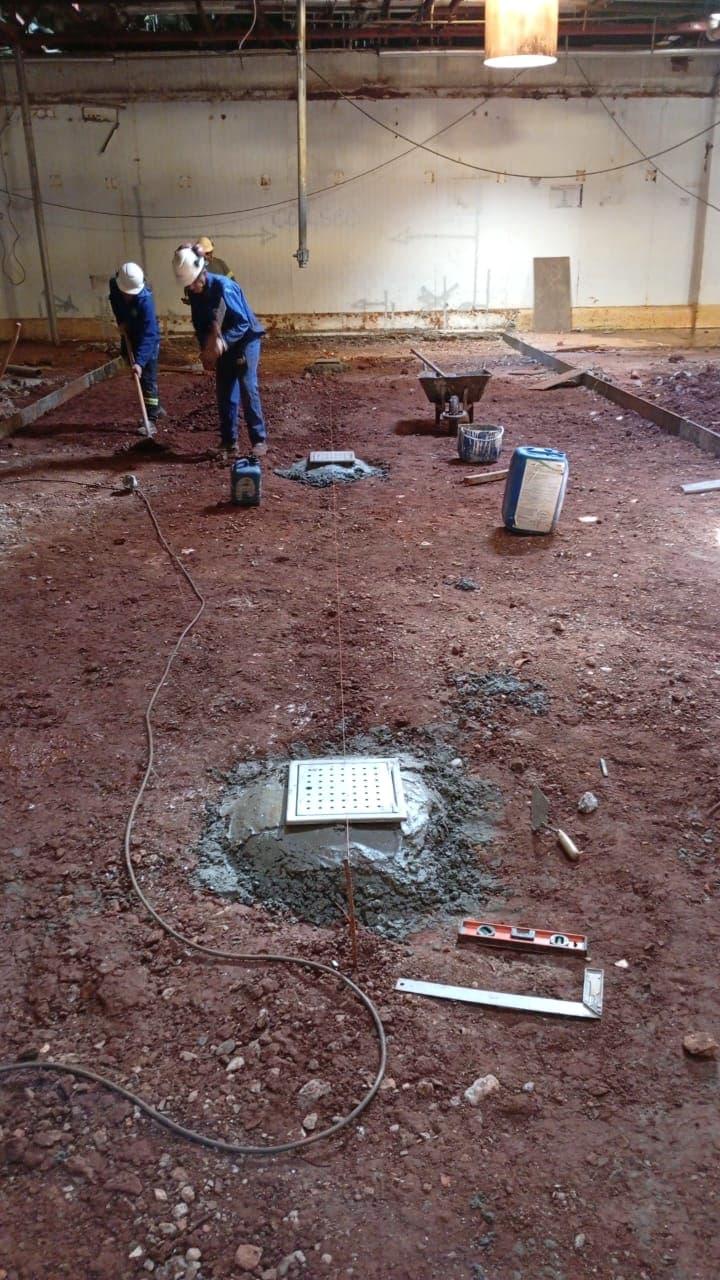 Ralos industriais já instalados em níveis diferentes conforme decessidade de cada ponto.