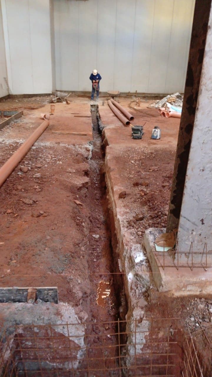 Trecho de tubulação central escavado para instalação da tubulação em PVC 2520mm